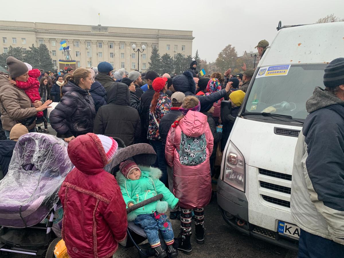 Раздача гуманитарной помощи на площади Свободы в Херсоне. Фото: Ольга Мусафирова