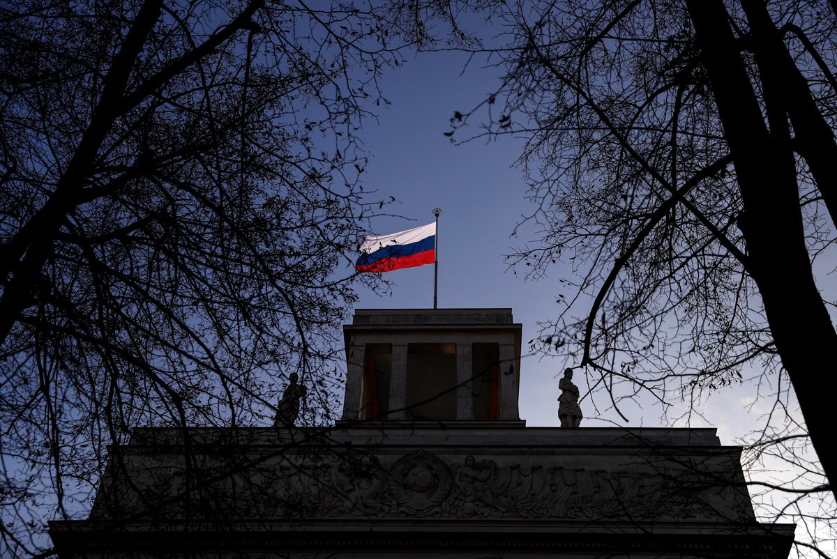 Российский флаг над посольством РФ в Берлине. фото: Felipe Trueba / EPA-EFE