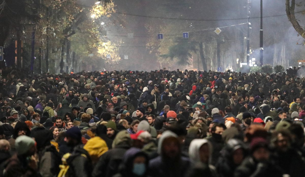 Митинг перед зданием парламента в Тбилиси, 4 декабря 2024 года. Фото: David Mdzinarishvili / EPA