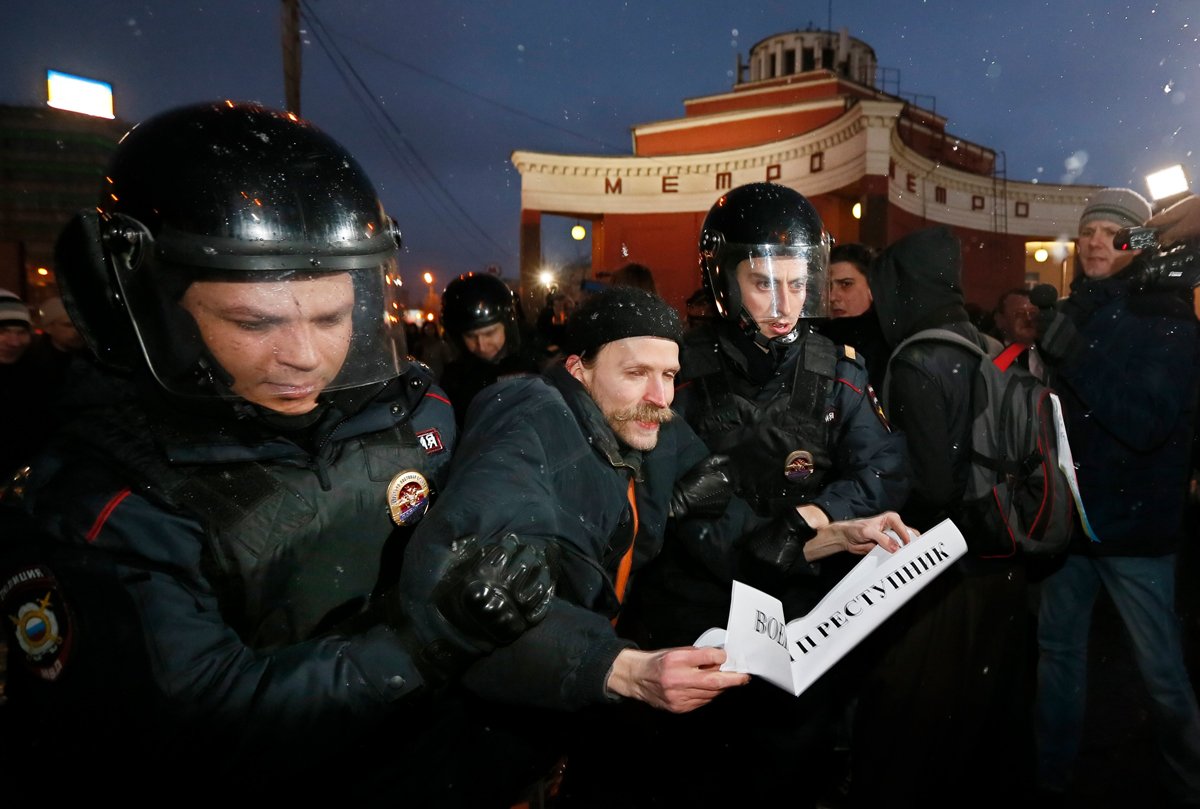 Полицейские задерживают участника акции протеста против вторжения России в Украину, Москва, 4 марта 2022 года. Фото: Юрий Кочетков / EPA