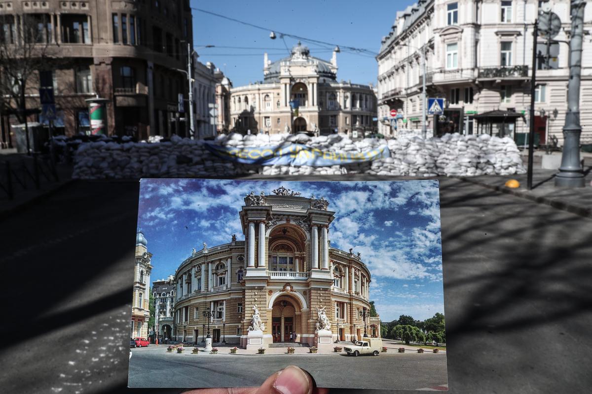 Здание Одесского национального академического театра оперы и балета с баррикадами. Фото: EPA-EFE/SEDAT SUNA