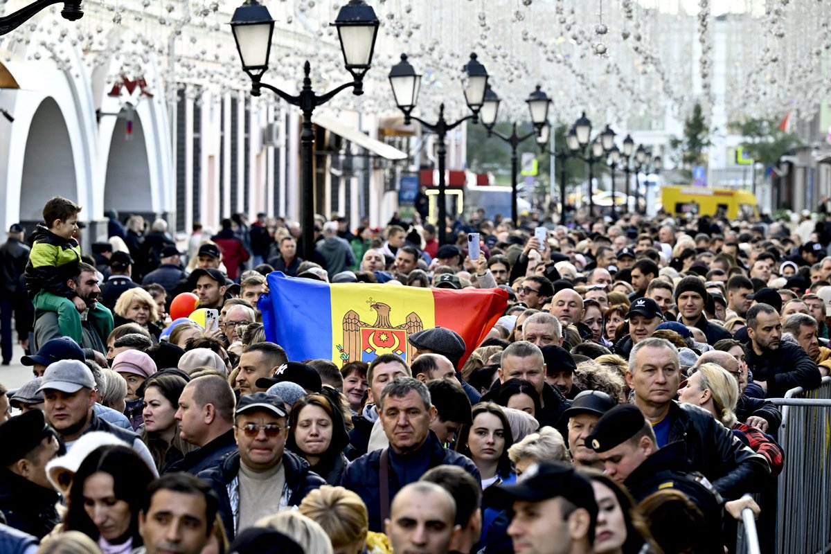 Граждане Молдовы, проживающие в России, стоят в очереди, чтобы проголосовать на избирательном участке на выборах в Москве, 20 октября 2024 года. Фото: Sefa Karacan / Anadolu / Abaca Press / ddp images / Vida Press