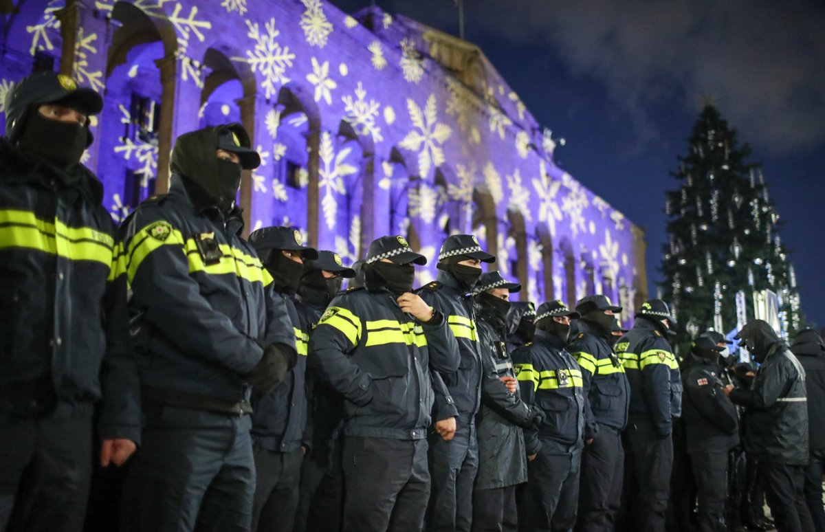 Сотрудники полиции на фоне грузинского парламента во время митинга, Тбилиси, 14 декабря 2024 года. Фото: David Mdzinarishvili / EPA