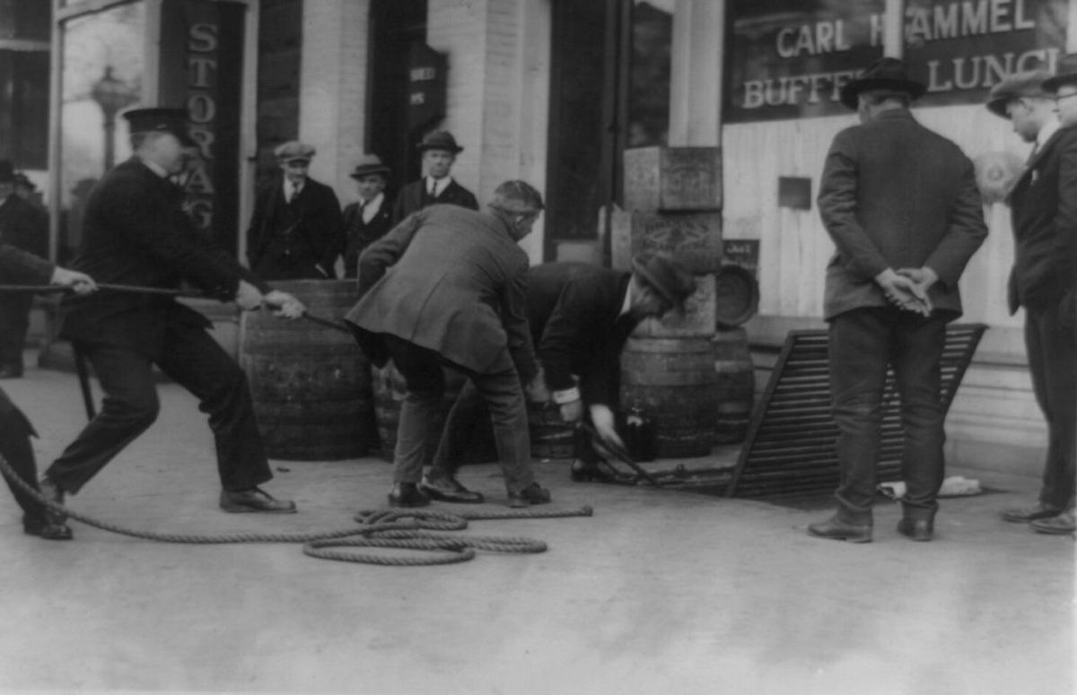 Полицейский рейд во время сухого закона в Вашингтоне, 1923 год. Фото: National Photo Company Collection /  loc.gov