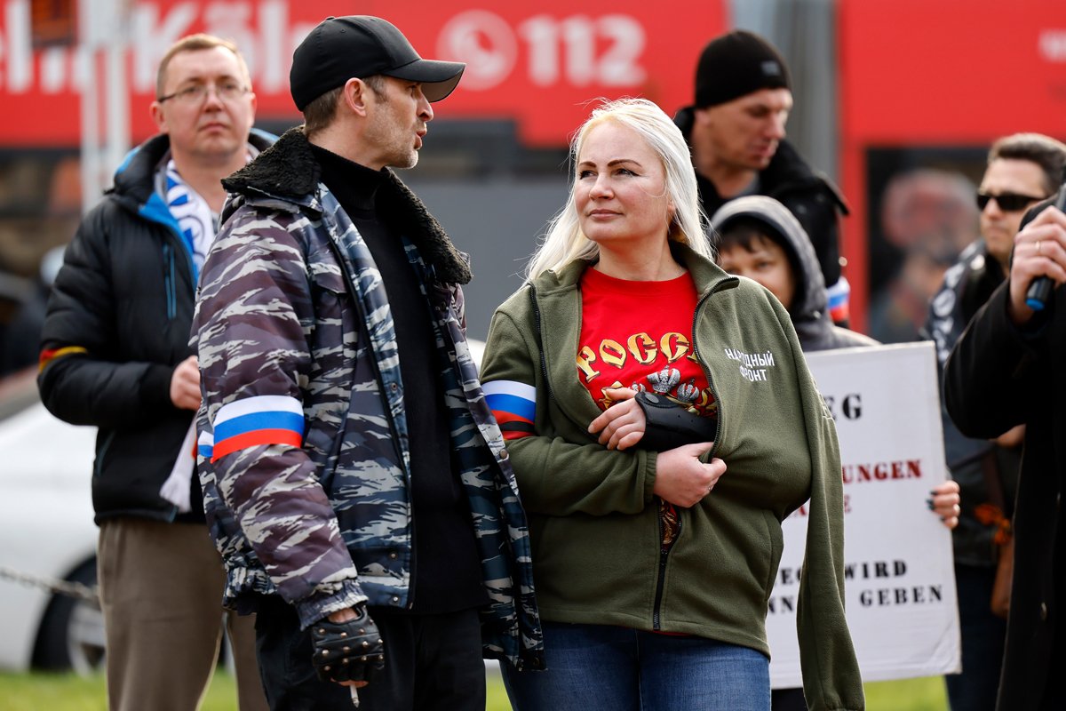 Максим Шлунд и Елена Колбасникова на одной из пророссийских акций в Кёльне, 24 февраля 2024 года. Фото: Panama Pictures / Action Press / Vida Press