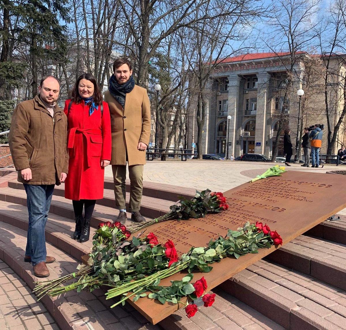 Наталия Арно вместе с Владимиром Кара-Мурзой у памятника Борису Немцову. Фото: Наталия Арно / Facebook