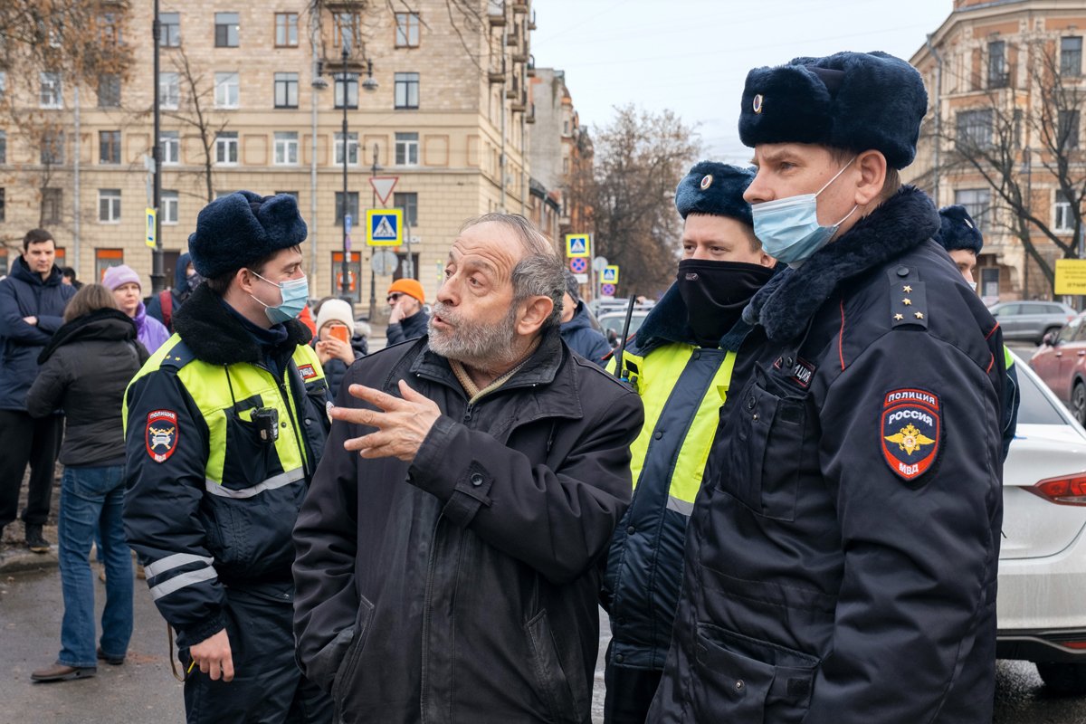 Борис Вишневский разговаривает с сотрудниками полиции во время сноса здания манежа лейб-гвардии Финляндского полка на Васильевском острове в Санкт-Петерубрге, 8 апреля 2022 года. Фото: Алексей Смагин / Коммерсантъ / Sipa USA / Vida Press