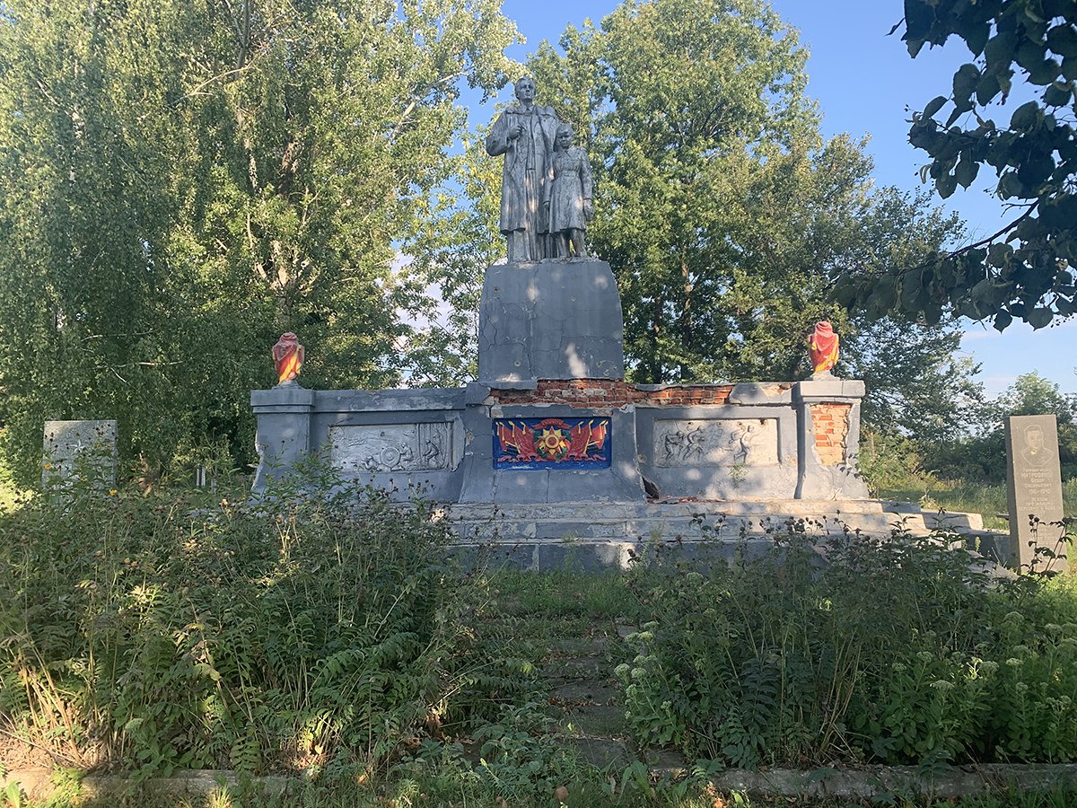 Памятник в Пожне бойцам и партизанам прошлой войны