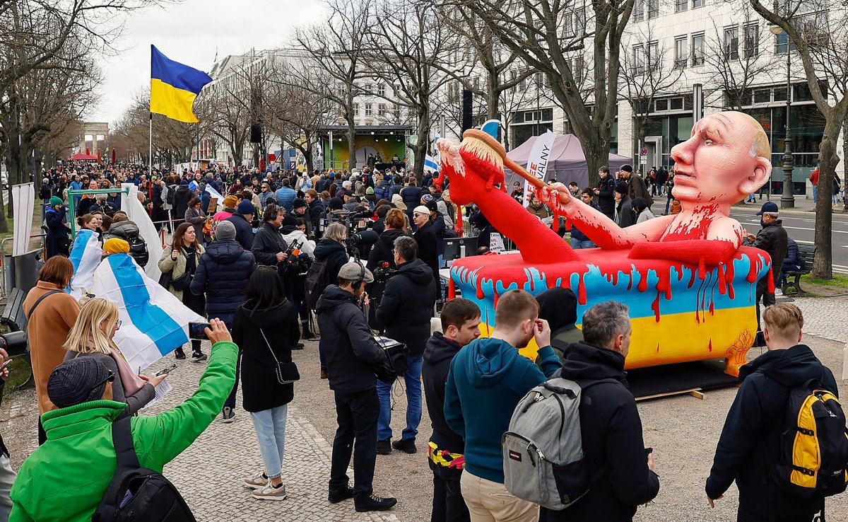 Участники акции протеста против режима Путина перед зданием российского посольства в Берлине, Германия, 17 марта 2024 года. Фото: Hannibal Hanschke / EPA