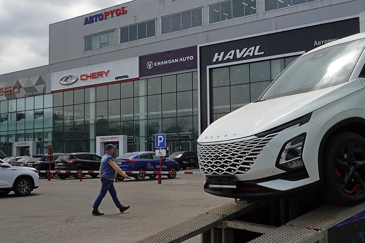 Автомобили на витрине перед магазинами китайских марок Exeed, Chery, Changan и Haval дилера «АвтоРус» в Москве, 19 мая 2023 года. Фото: Максим Шипенков / EPA-EFE