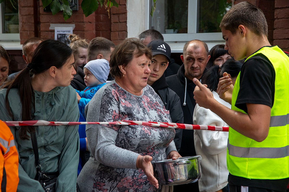 Раздача вещей первой необходимости волонтерской организацией в Курске. Фото: Анатолий Ольшанский