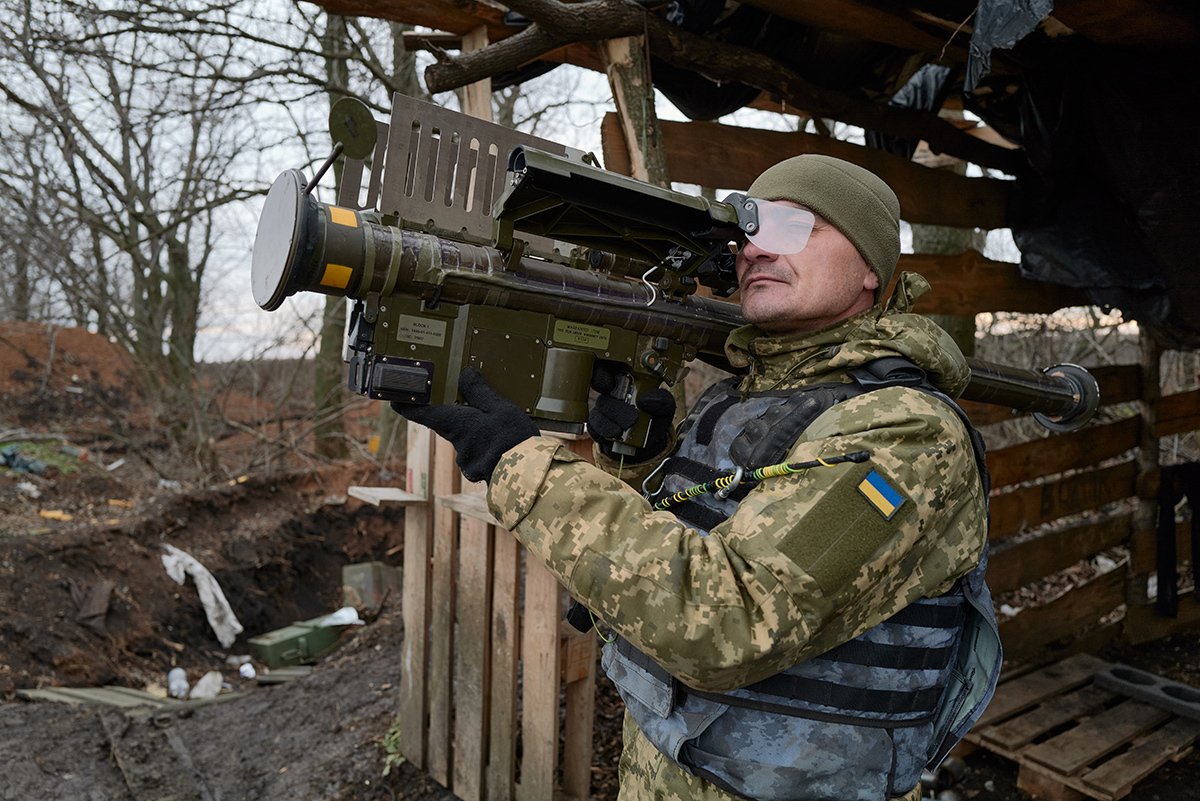 Украинский солдат стоит наготове с американским ПЗРК «Стингер», предназначенным для сбития дронов в районе Бахмута. 29 декабря 2022 года. Фото: Pierre Crom/ Getty Images