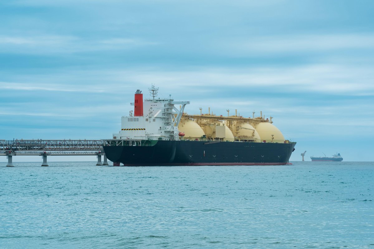 Танкер СПГ во время погрузки на морском терминале сжиженного природного газа. Фото: Евгений Харитонов / Alamy / Vida Press