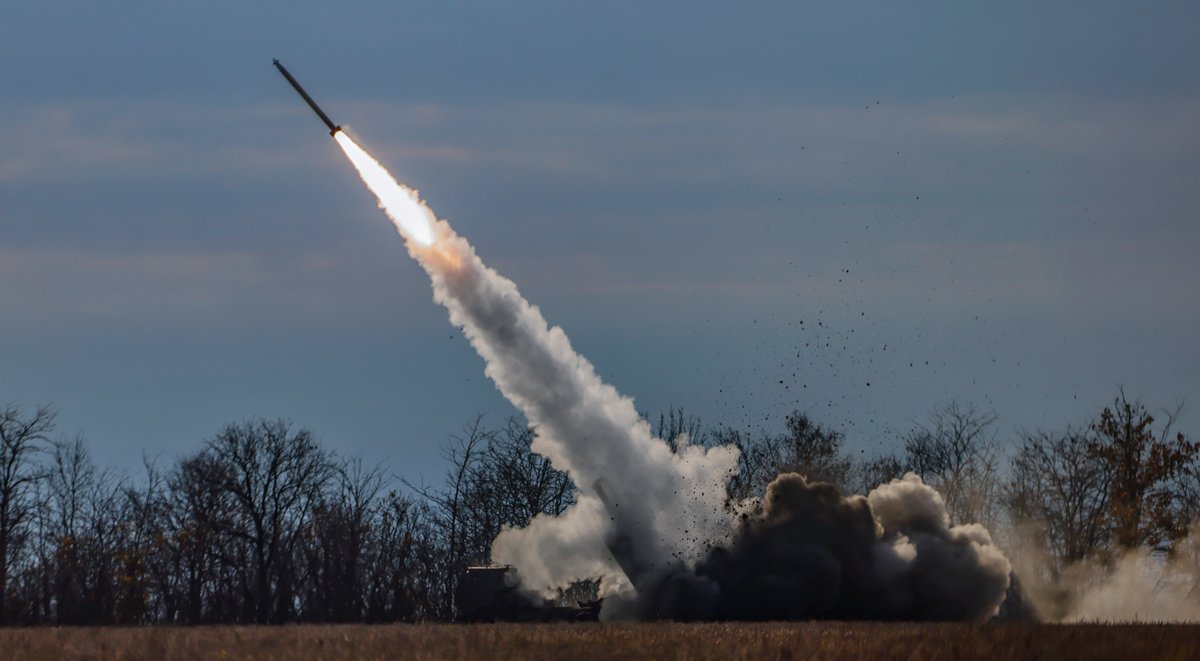 HIMARS украинской армии ведет огонь вблизи линии фронта на севере Херсонской области, Украина, 5 ноября 2022 года. Фото: Hannibal Hanschke / EPA-EFE