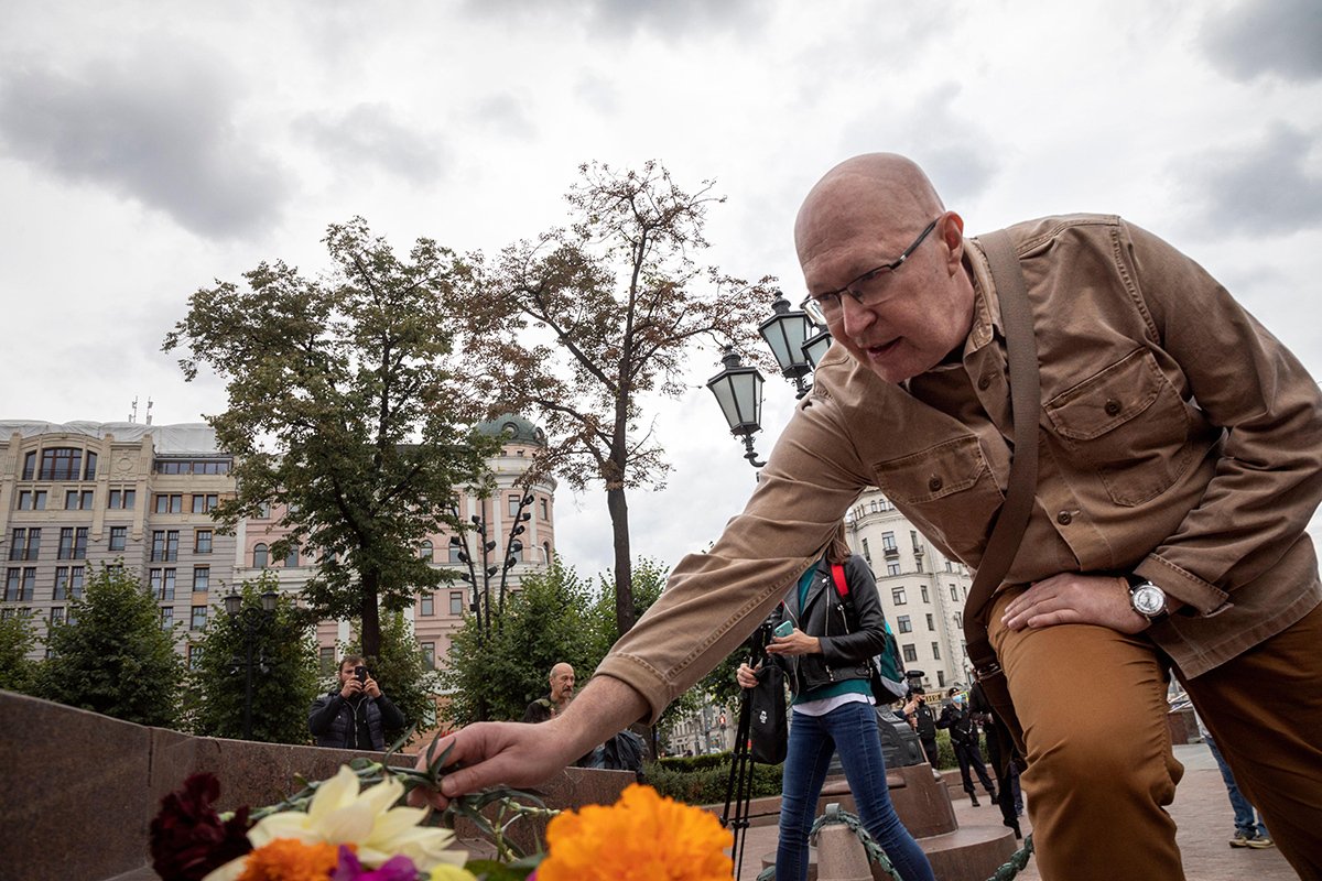 Валерий Соловей принимает участие в митинге в поддержку протестующих в Хабаровском крае и Белоруссии на Пушкинской площади в центре Москвы, 15 октября 2020 года. Фото: Николай Винокуров / Alamy / Vida Press