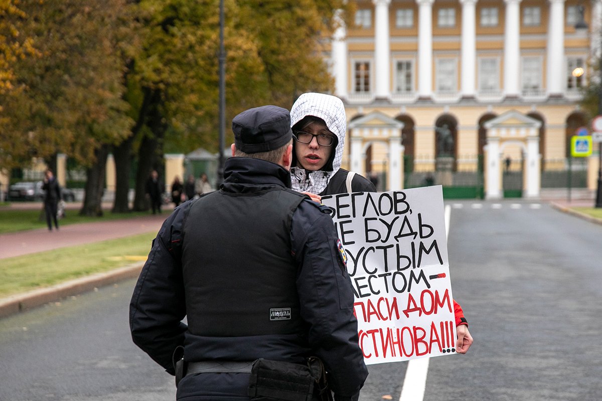 Дмитрий Кузьмин во время одиночного пикета. Фото: Дмитрий Цыганов