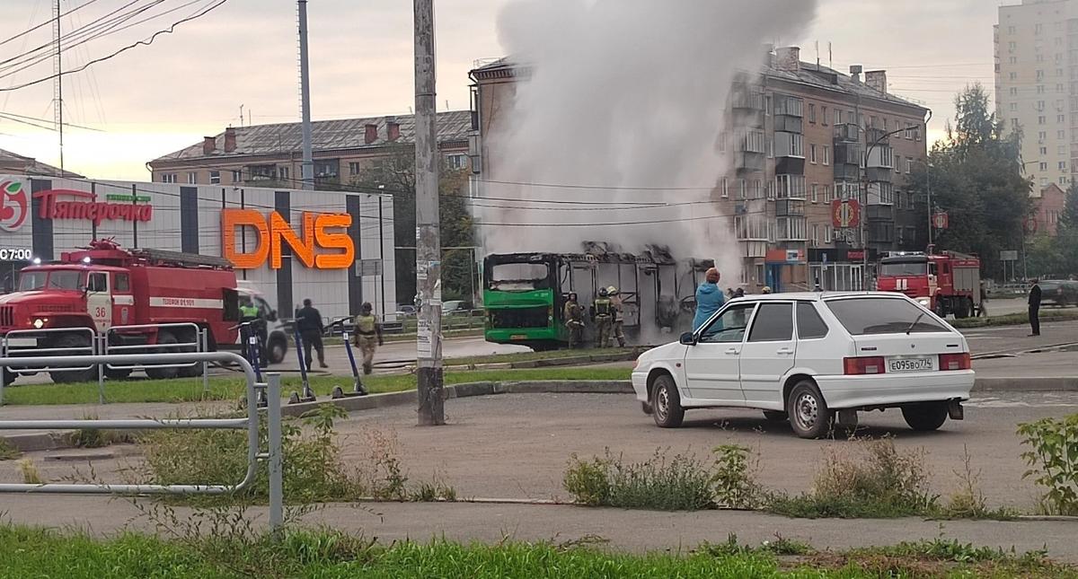 Загоревшийся автобус в Копейске, Челябинская область. Фото: соцсети