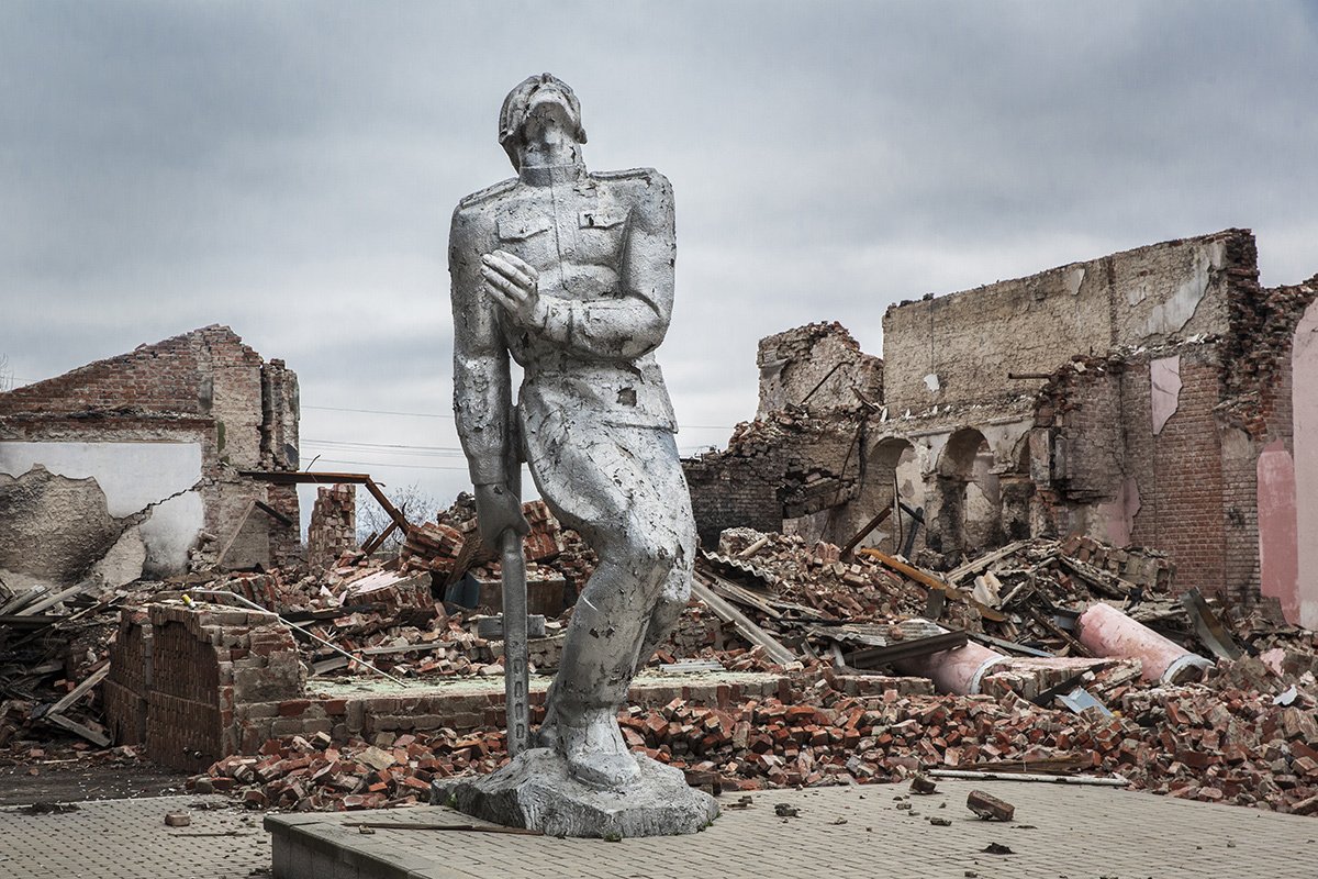 Вид на памятник неизвестному солдату в Авдеевке, 4 декабря 2023 года. Фото: Marek M. Berezowski / Anadolu / Getty Images