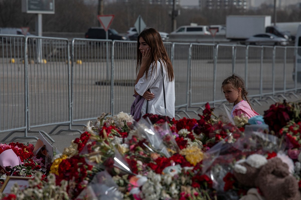 Люди у стихийного мемориала недалеко от Крокус Сити Холла, где произошел теракт, 2 апреля 2024. Фото: Дмитрий Цыганов