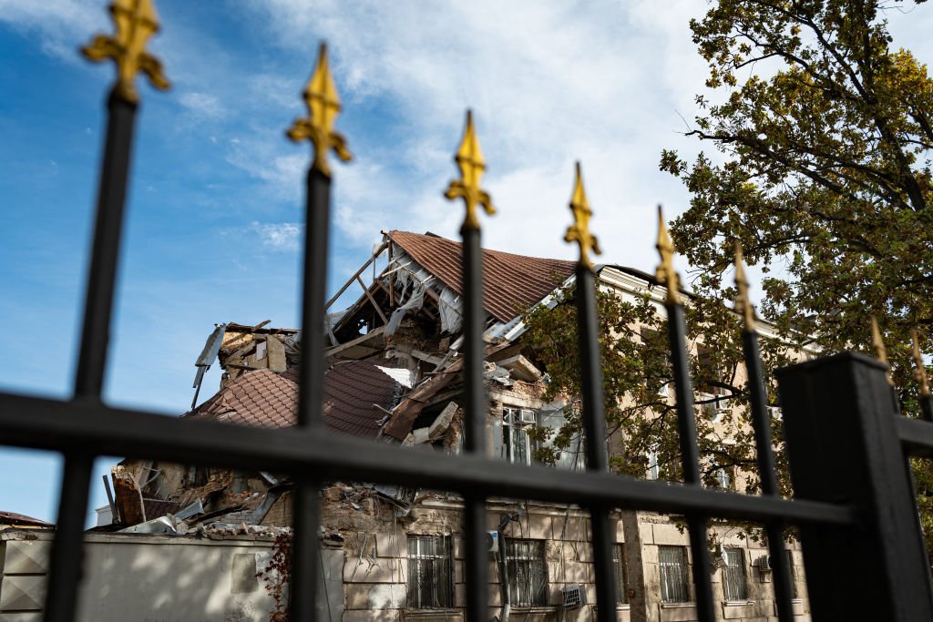 Разрушенный дом в Херсоне. Фото: Photo by Serhii Mykhalchuk / Global Images Ukraine / Getty Images