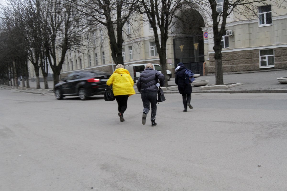 Жители Днепра бегут в убежище во время российского обстрела города, 27 февраля 2022 года. Фото: Ukrinform / Shutterstock / Rex Features / Vida Press