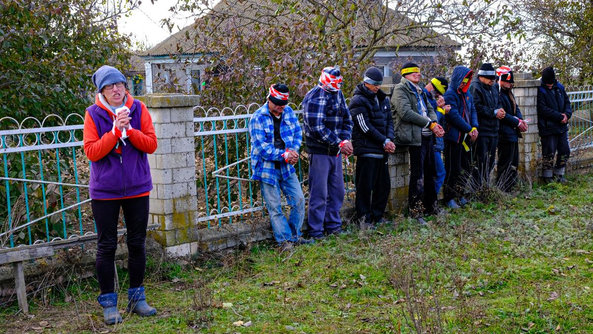 Люди, арестованные в Херсоне по обвинению в сотрудничестве с российскими властями. Фото: Stringer/Getty Images