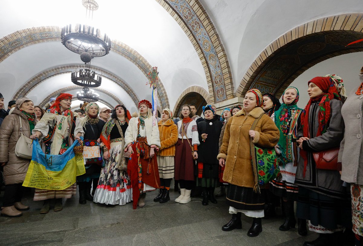 Украинцы поют рождественские песни и собирают пожертвования для украинской армии на станции метро «Золотые ворота» в Киеве, 31 декабря 2024 года. Фото: Sergey Dolzhenko / EPA