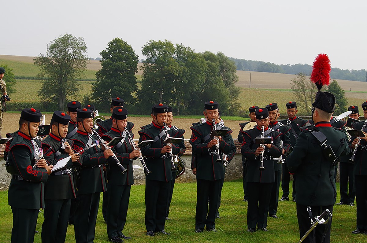 Оркестр гуркхов британской армии выступает во Франции, 2014 год. Фото: British Embassy, Paris (CC BY 2.0) / Wikimedia