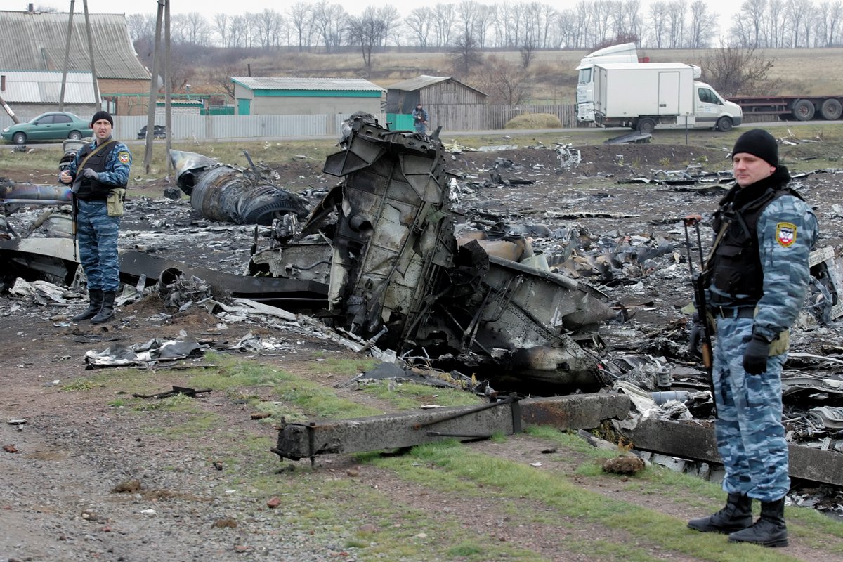 Обломки самолёта рейса MH-17 в селе Грабово, Украина, 16 ноября 2014 года. Фото: Alexander Ermochenko / EPA