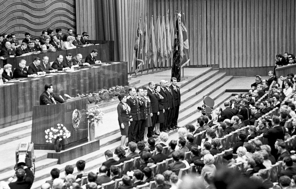 Пленум ЦК ВЛКСМ, посвященный 50-летию Ленинского комсомола в Москве, 25 октября 1968 года. В центре —представители комсомола 1940-х годов, от их имени выступает Алексей Маресьев. Фото: Олег Иванов / архив РИА Новости / Wikimedia (CC-BY-SA 3.0)